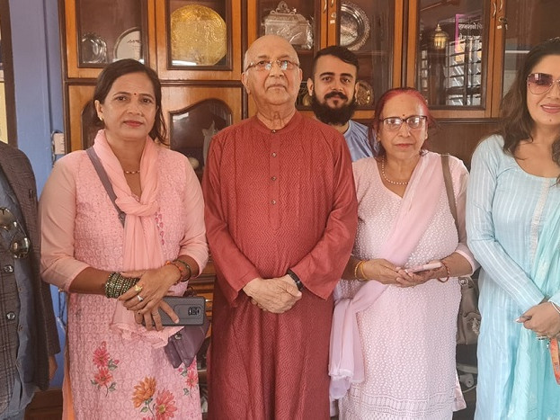 ओलीको नजिक भएपछि करिश्माले पालैपालो मान्छे भेटाउन थालिन्
